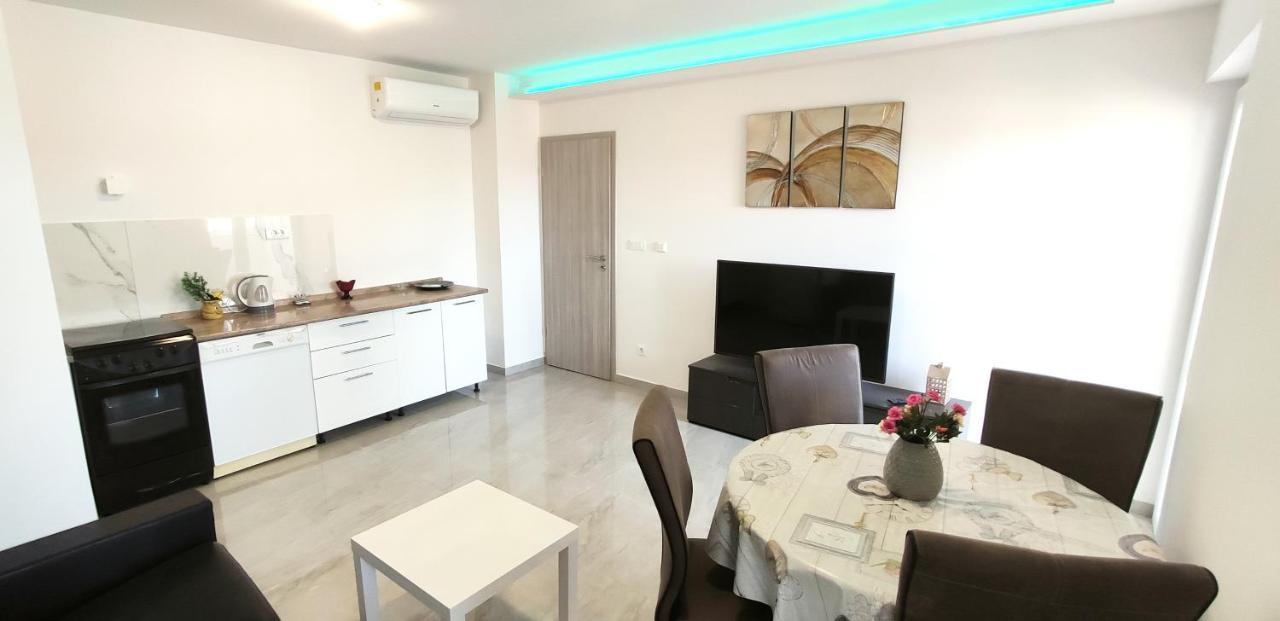 Apartment Dolores Макарска Екстериор снимка