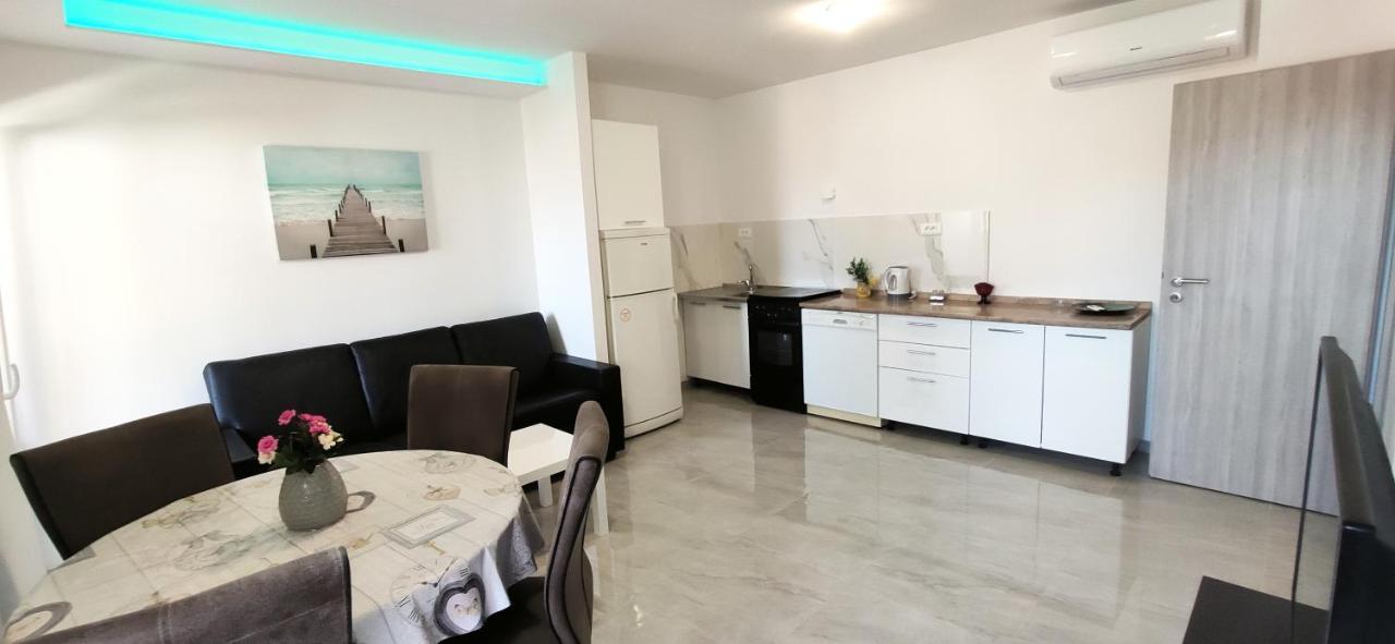 Apartment Dolores Макарска Екстериор снимка