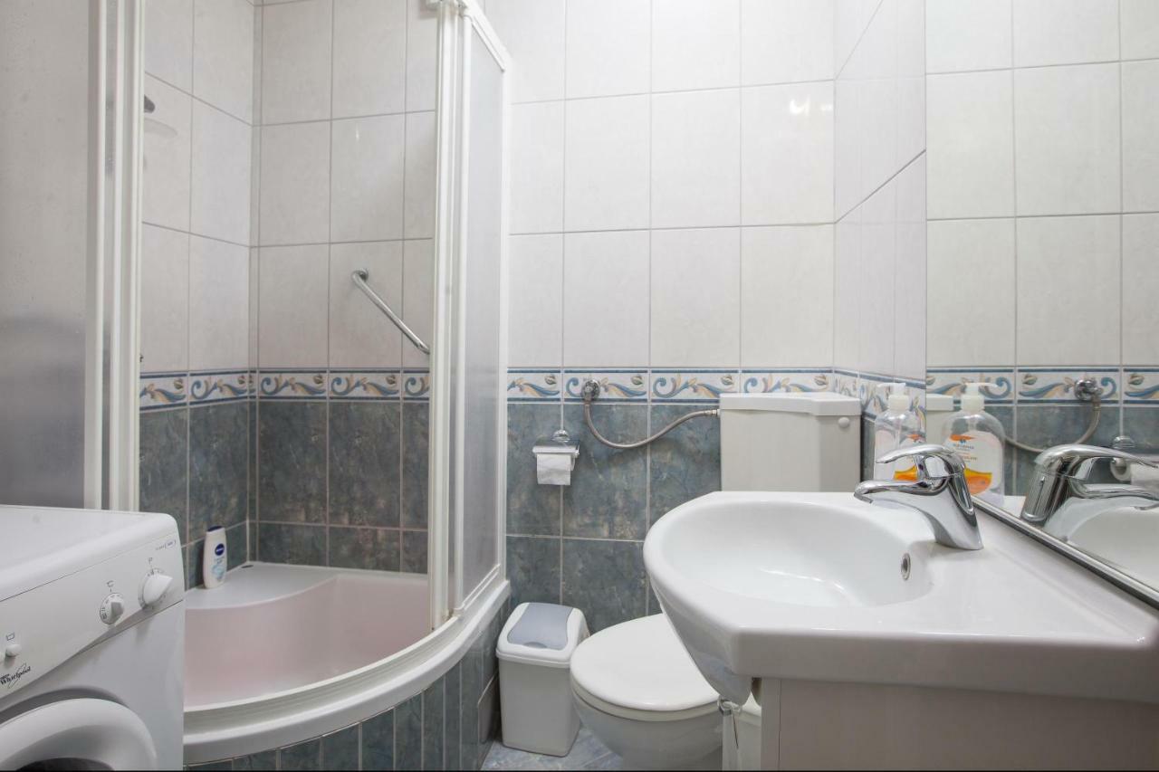 Apartment Dolores Макарска Екстериор снимка